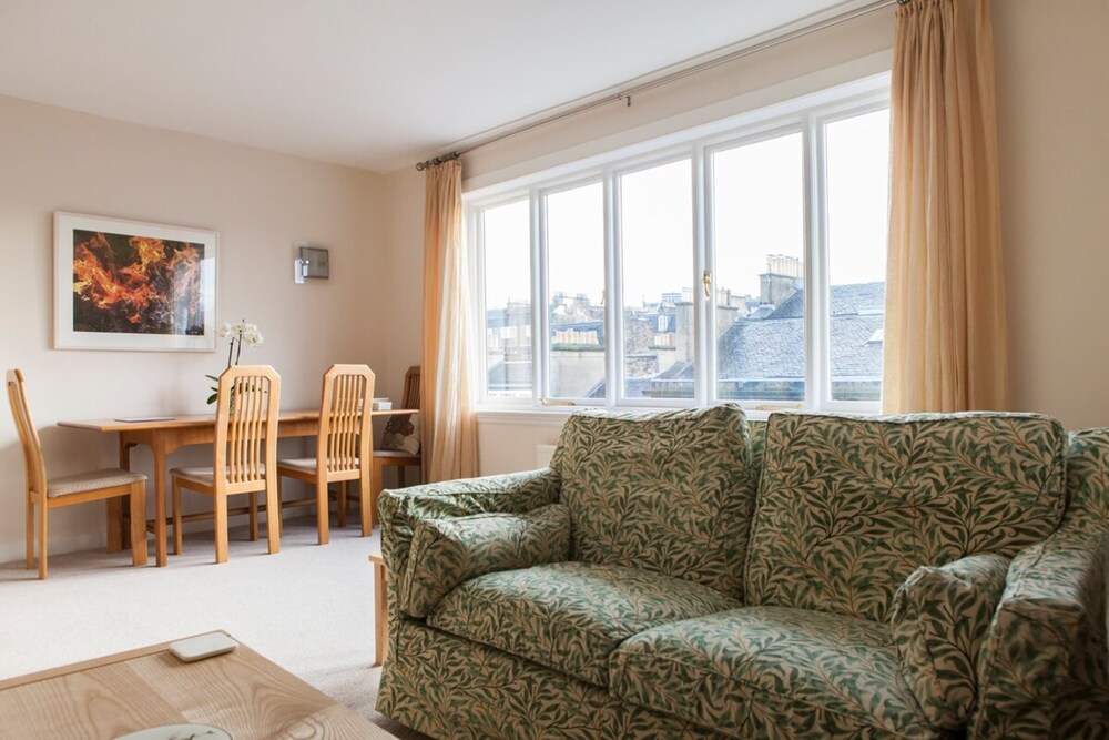Sophisticated Edinburgh Apartment in City Centre
