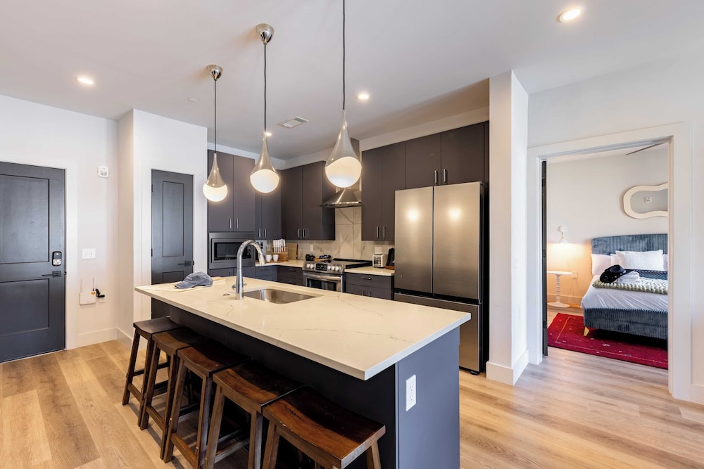 Sleeps 24 4 Modern Midtown Apartments w/ Gym + Pool Walkable to Shops & Eats