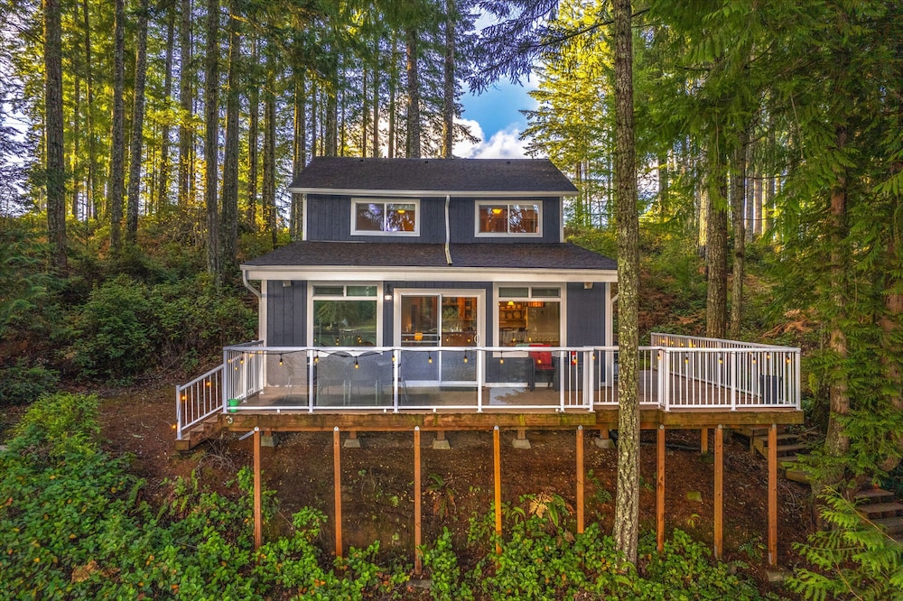 Phillips Lake Lodge in Shelton
