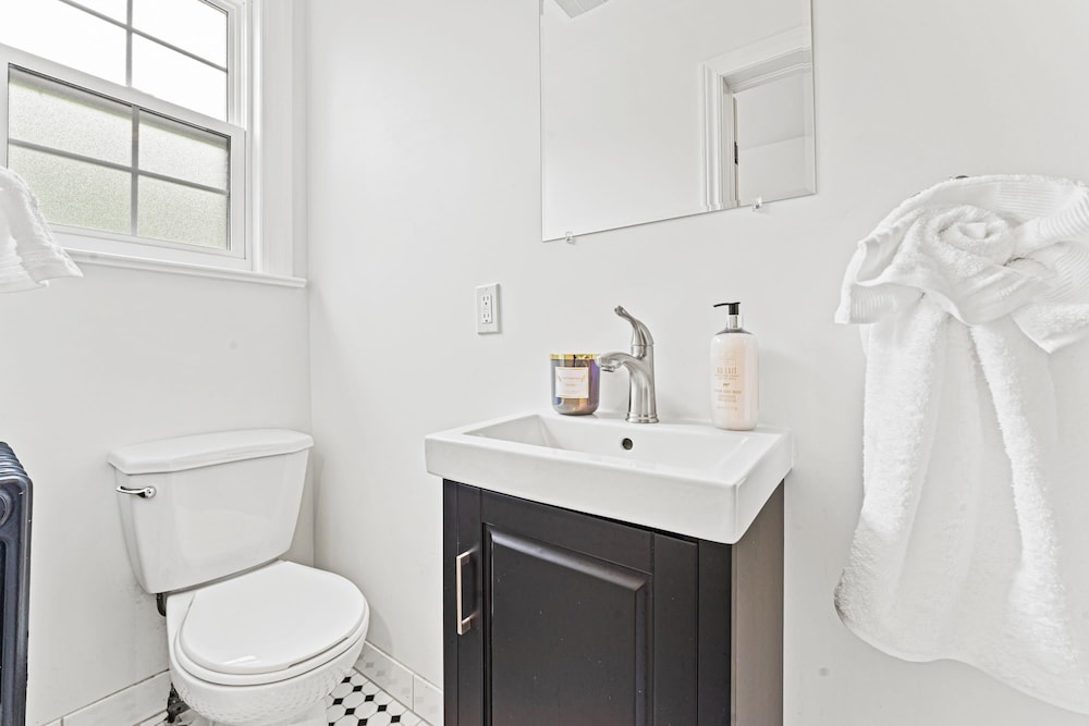 Private Studio Apartment in Burlington - U5