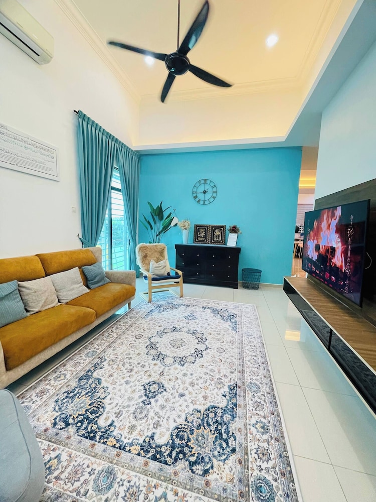 Spacious Family Homestay in Durian Tunggal With Private Pool