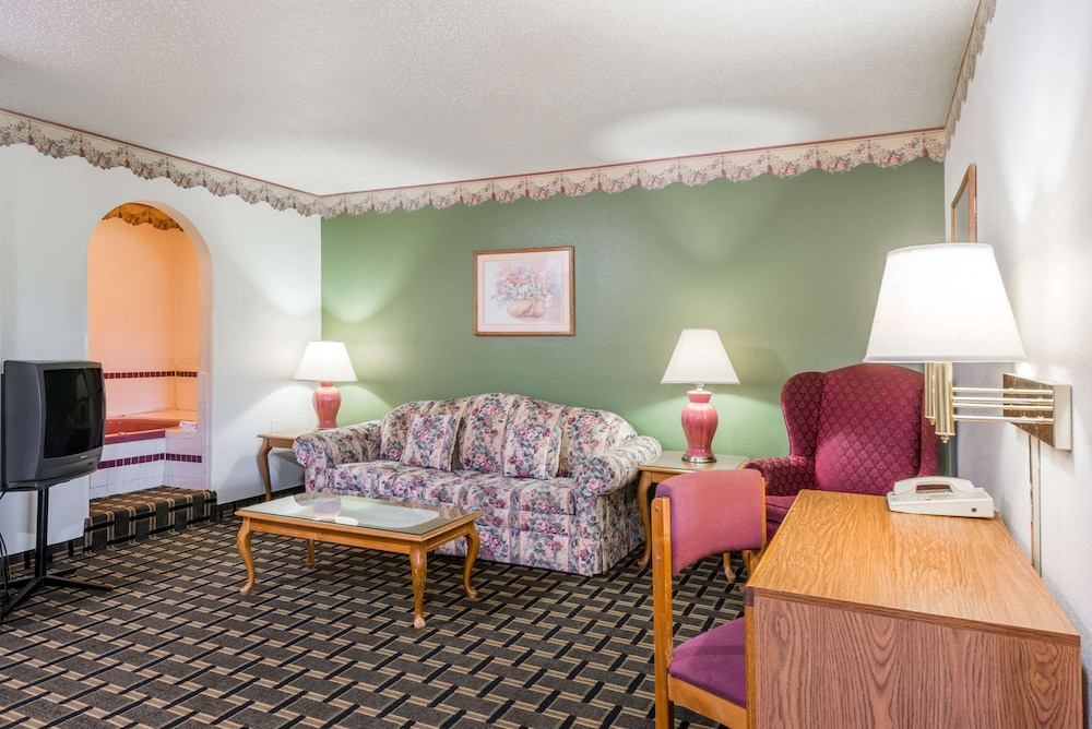 Super 8 by Wyndham Coshocton Roscoe Village