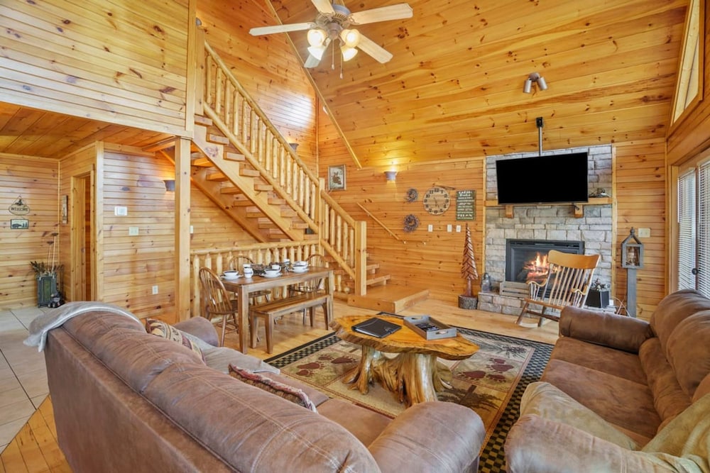 Stunning Mountain Cabin w Hot tub