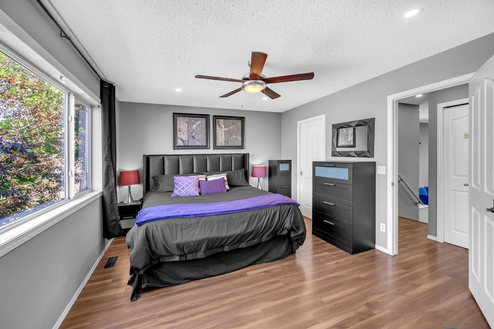 12 Spacious Home w A C Crib Garage By Airport