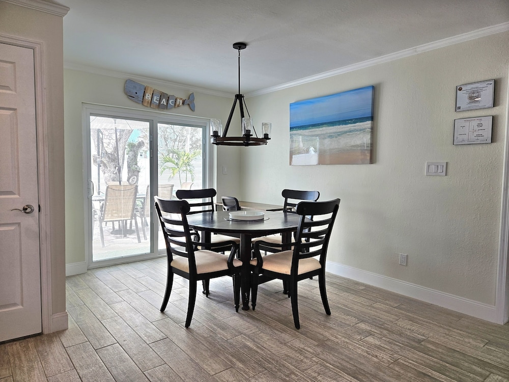 Coral by the Sea 3054, Sleeps 8, Walk to Beach