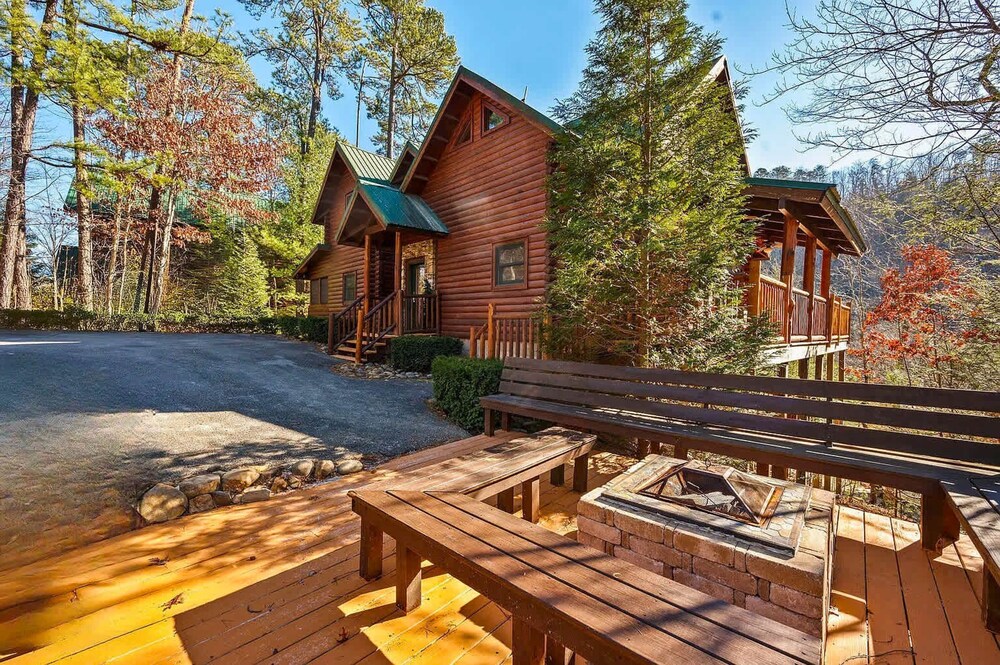 Knotty Pines - Lux Lodge Pool Theater Hot Tub