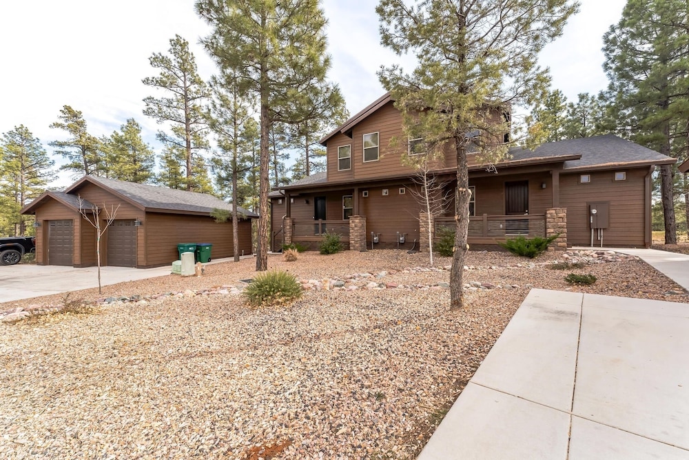 Scenic Golf Retreat With Modern Comforts & Fireplace 4 Bedroom Townhouse