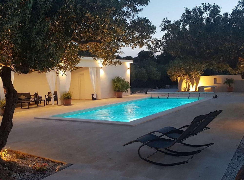 Secluded Oasis With Pool, Outdoor Kitchen, & Landscaped Terraces