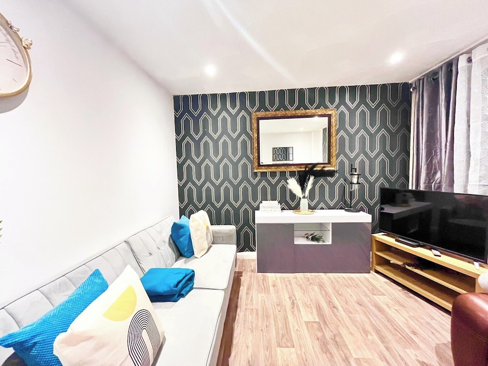House - Sleeps 10 - Parking - Garden