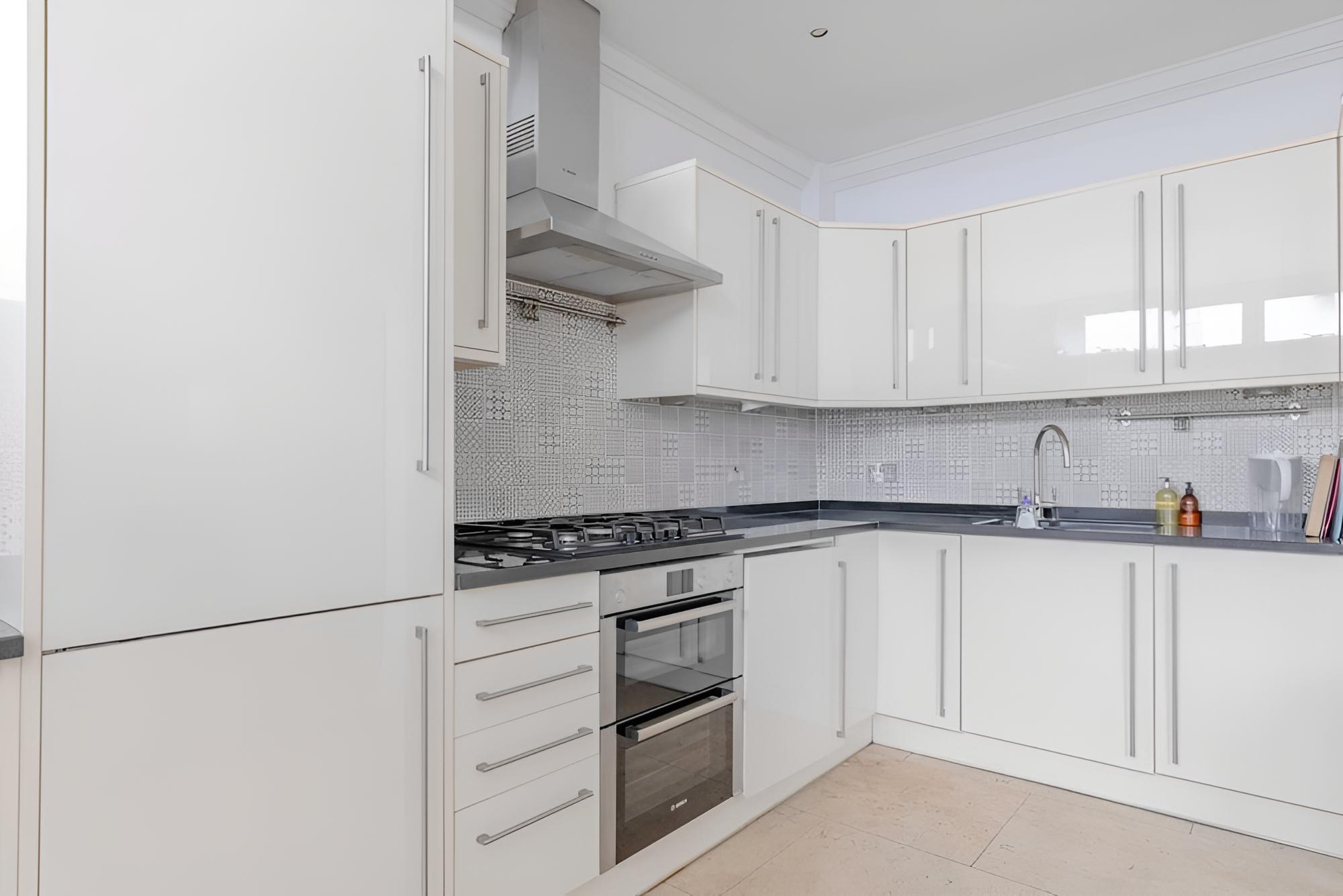 Central & Stylish 2BD Home Near Kensington Gardens