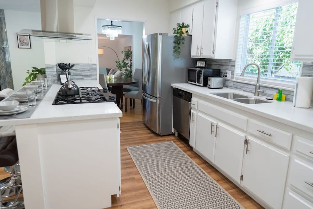 Disneyland Renovated 3BR Fullerton House w Garage Fenced Yard p56