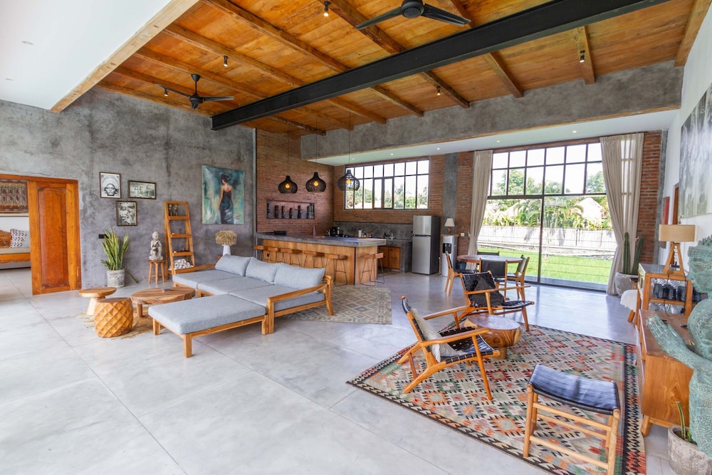 Villa Maje by Alfred in Bali - Tropical 3BD Villa w Pool Near Batu Belig Beach
