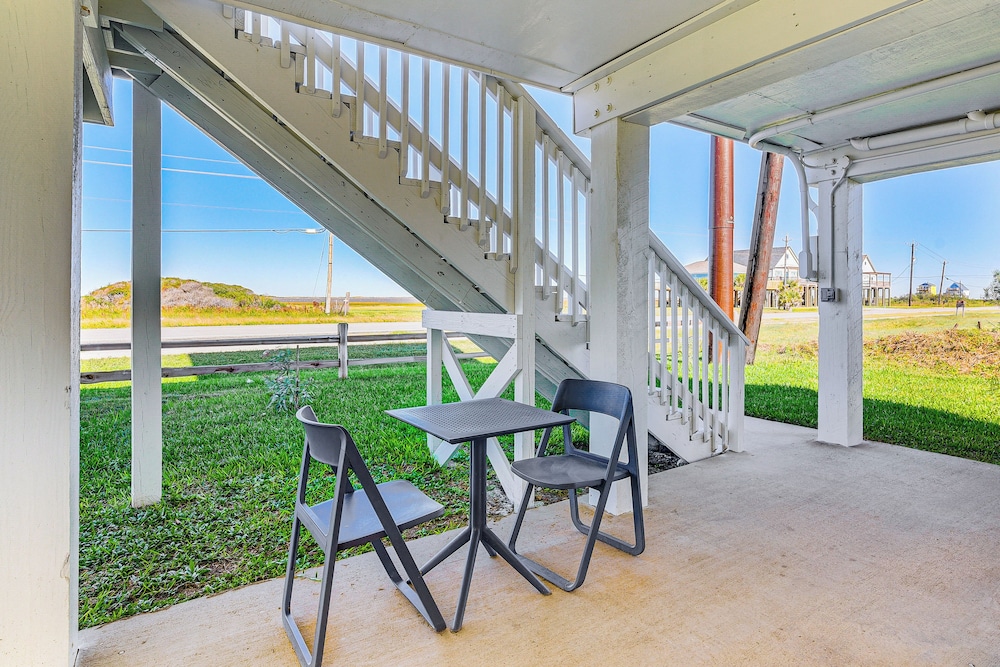 Modern Coastal Farmhouse: Walk to Surfside Beach!