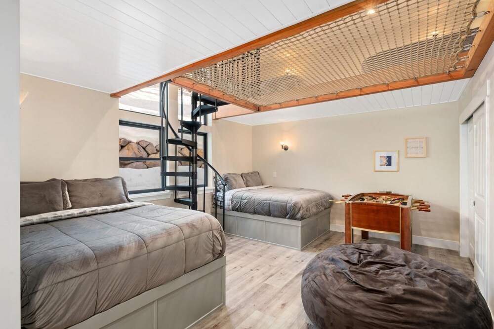 Luxury Retreat Home w Hot Tub - Property Image 44