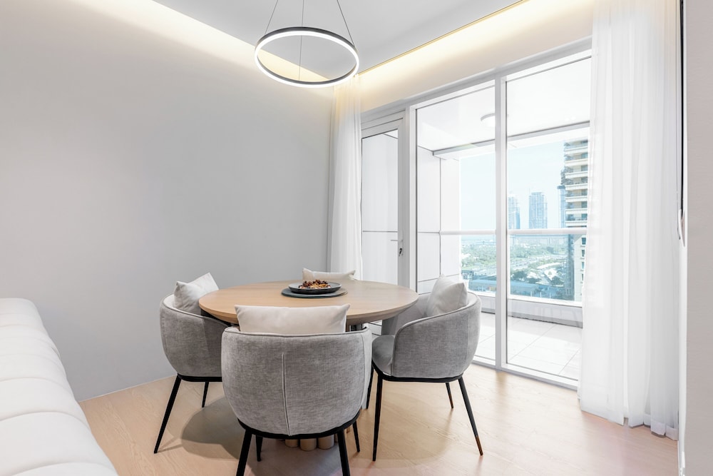 Upgraded 1BR in Marina - Calming Views