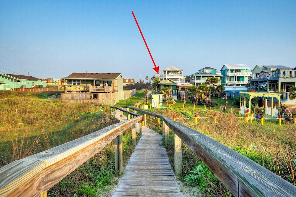 Beach Boardwalk, Pool Access & Ocean Views Coral Reef by Avantstay