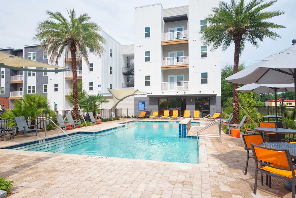 Grand Two Bedroom Two Bathroom Apartment with Balcony by The Scholar
