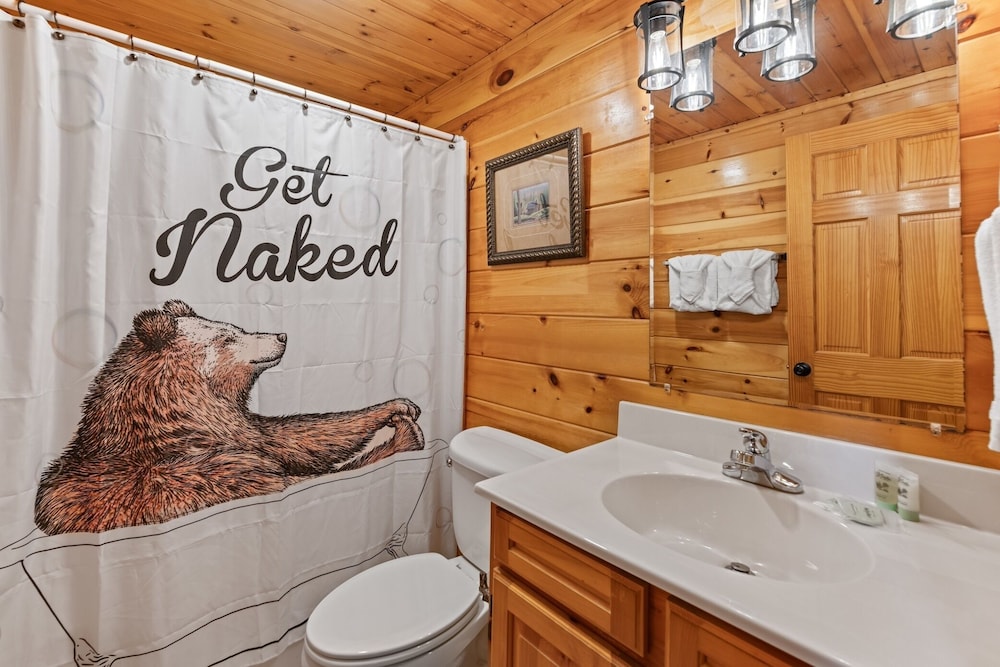 Triple Mountain View Stunning 4 BDR Cabin w/ Private Hot Tub, Game Room