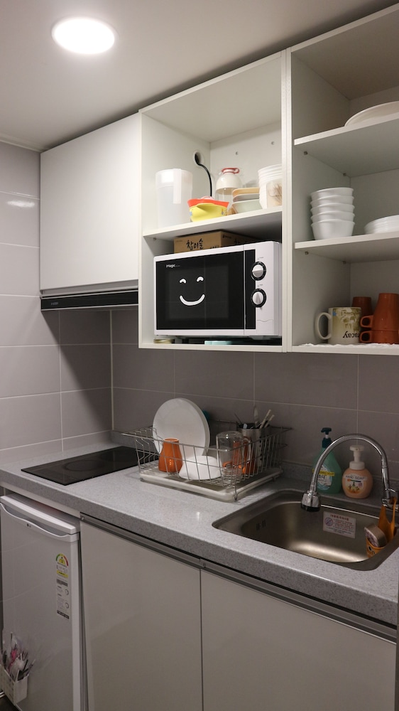 Zzzip Guest House - Hostel