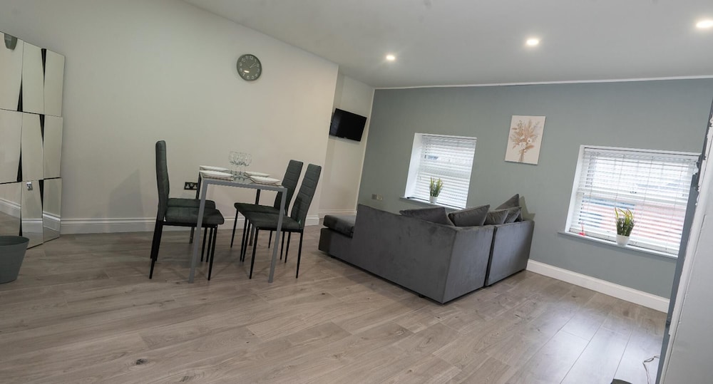 City Centre Modern 4 Person Apartment