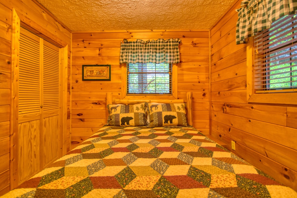 Secret Hideaway #195 by Aunt Bug's Cabin Rentals view 3
