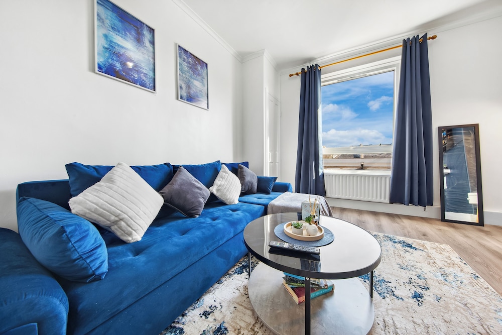Modern 2-Bed Apartment Sleeps 7