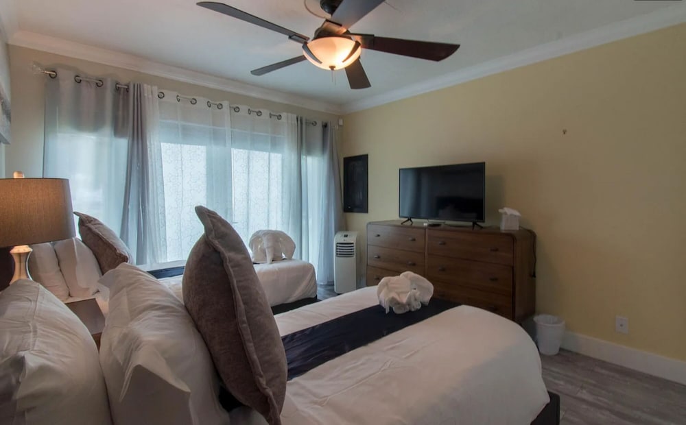 Sunlit Escape 3BR 2BA w Private Pool Backyard