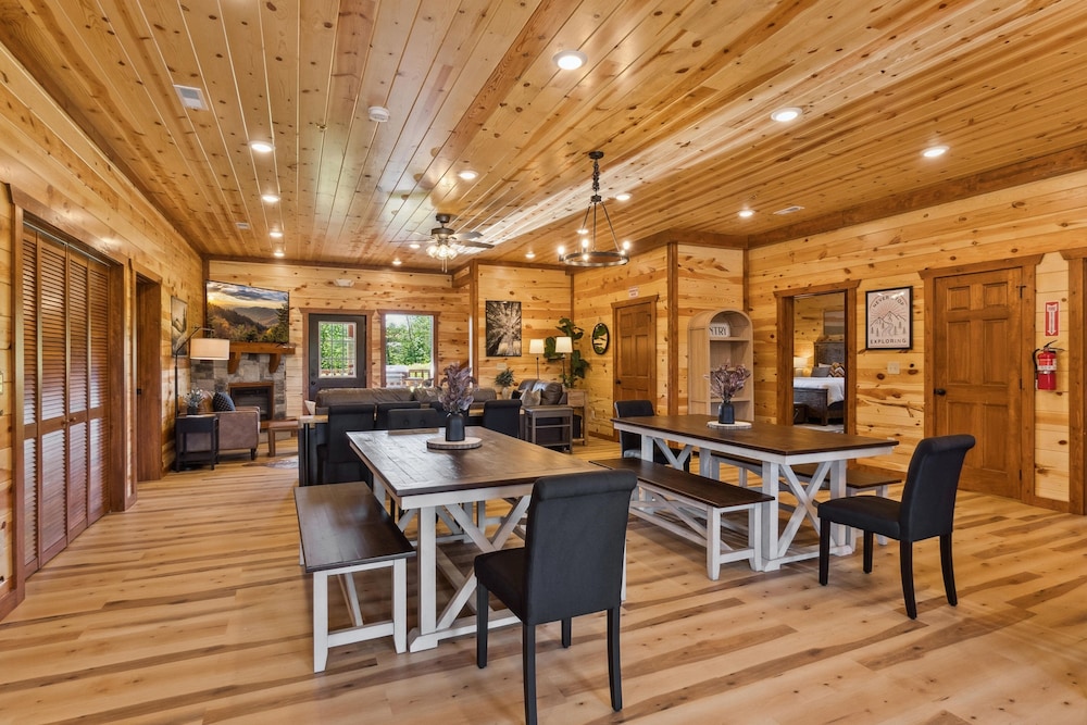 Splash Mountain Lodge 8 Bedroom Cabin