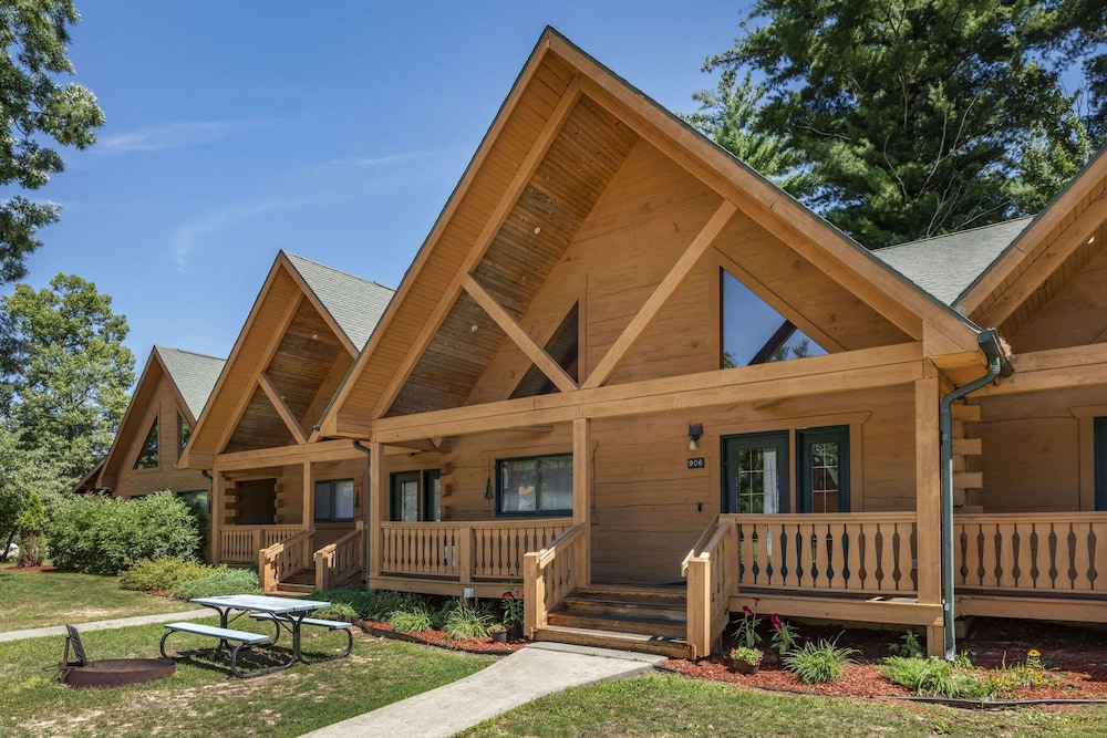 Three Bears Waterpark Resort Near Tomah, Ascend Collection Hotel