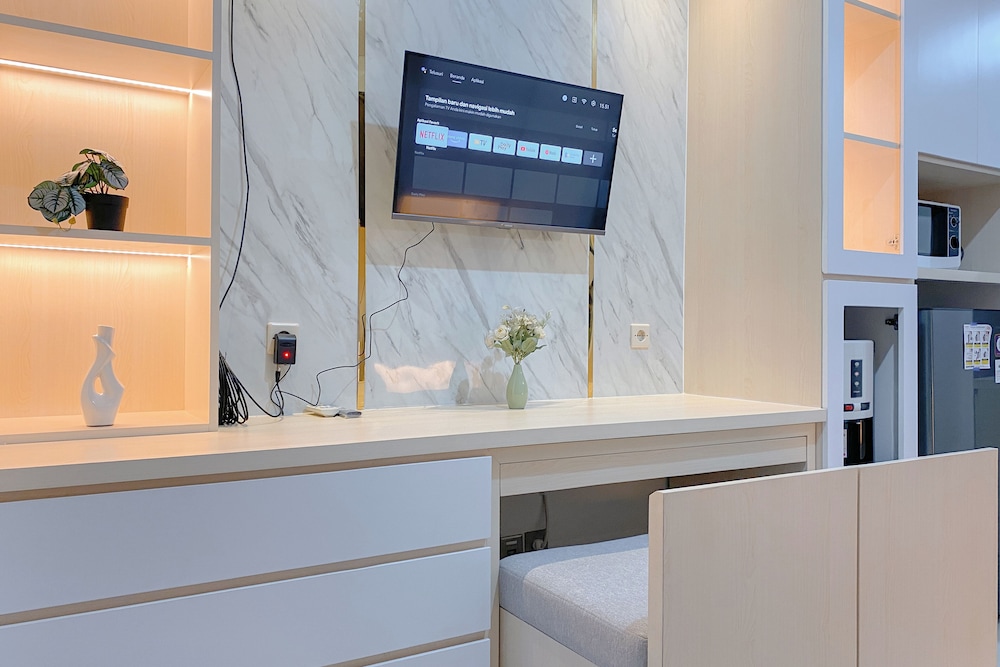 Elegant And Comfy Studio At Transpark Cibubur Apartment