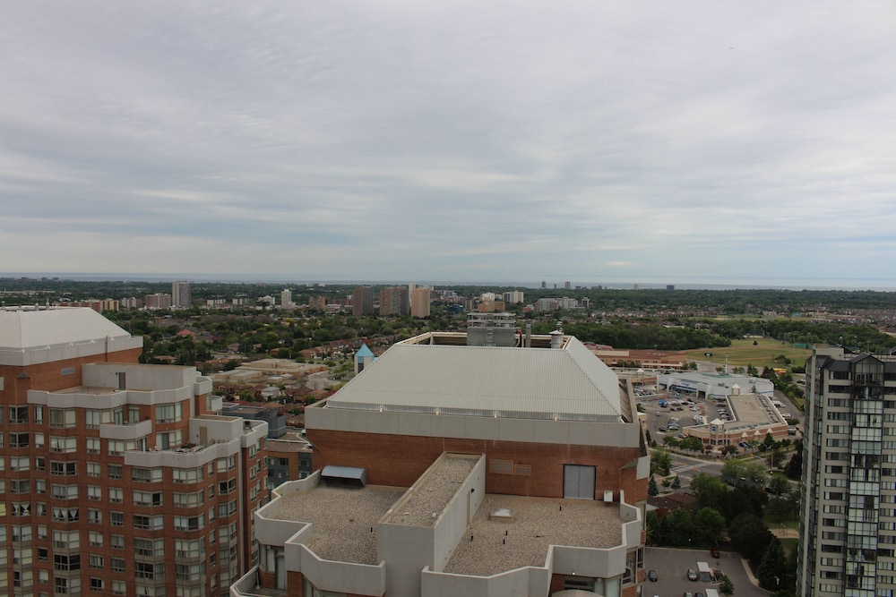 Lake View Luxury Condo by Elite Suites