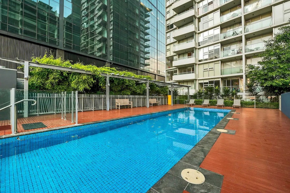 Convenient 2-bedroom Apt in Docklands With Pool