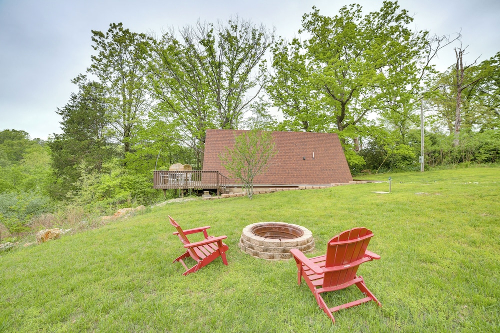 Cozy Cabin w/ Fire Pit: Walk to Lake Taneycomo!