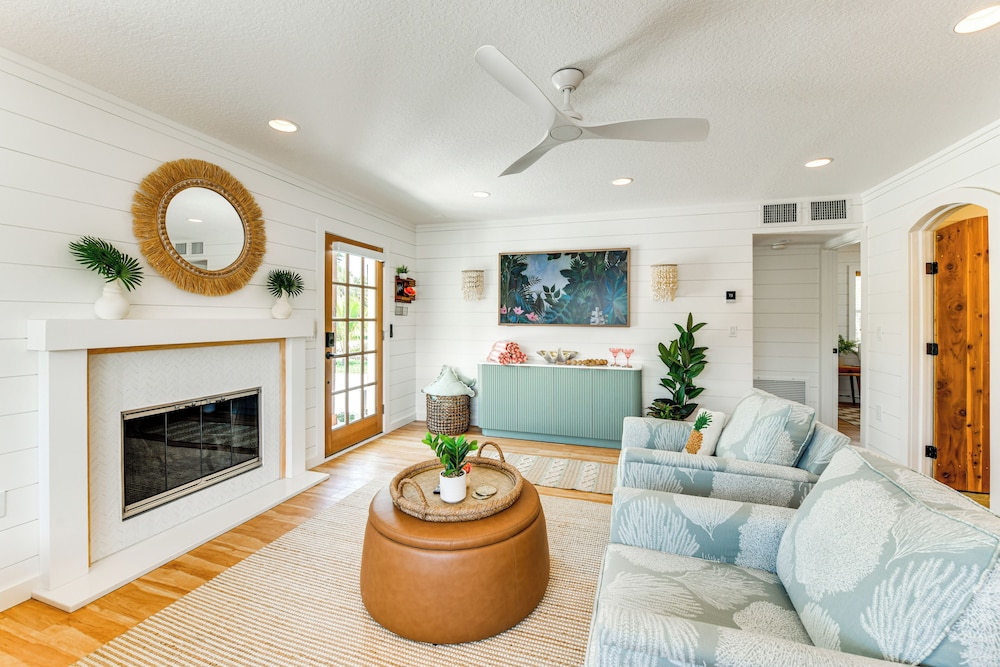 Walk to Gulf: Luxe Luau-themed Gem in Holmes Beach