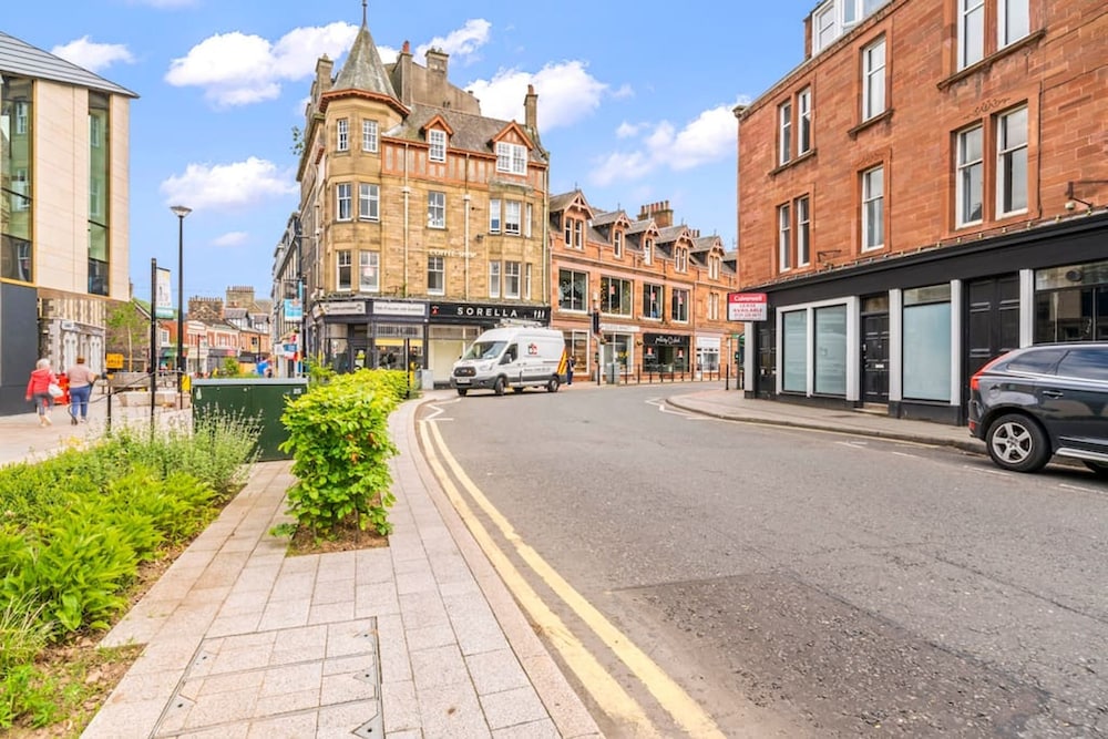 Stylish 4 Bed-town Centre