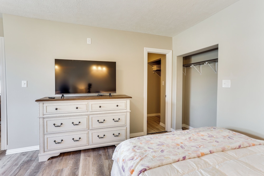 Walk to Oakland City University: Modern Apartment!