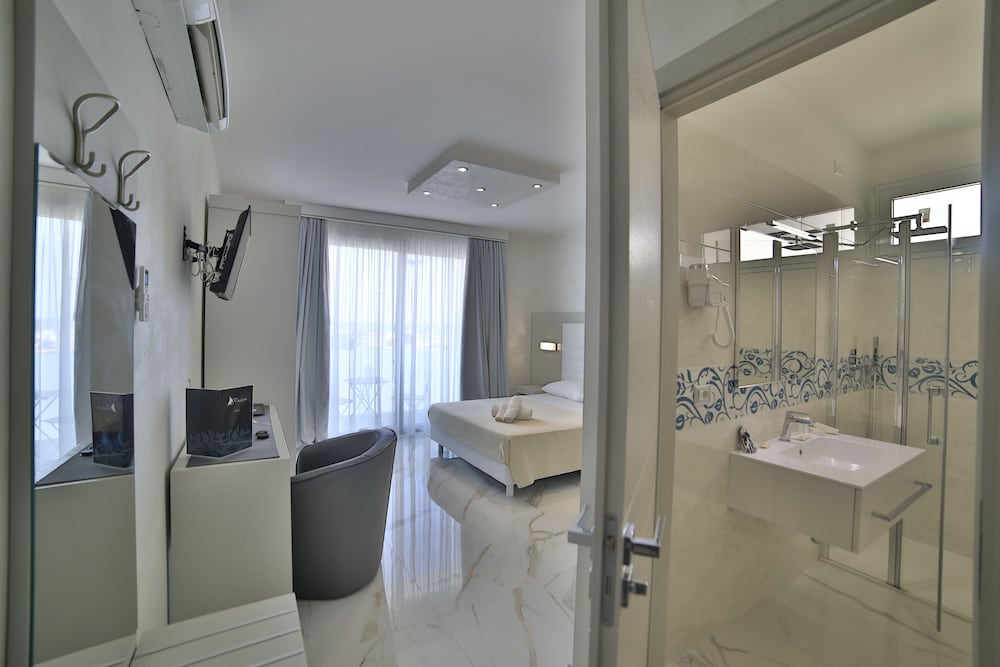 Riviera Luxury Rooms
