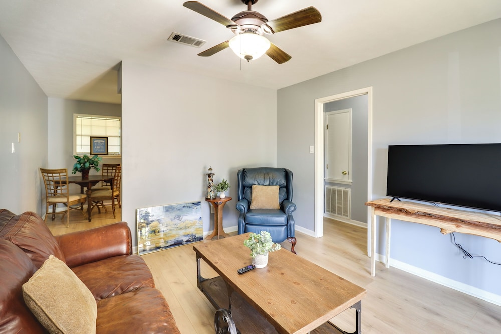 Walk to Eats & Entertainment: Home in Brookhaven
