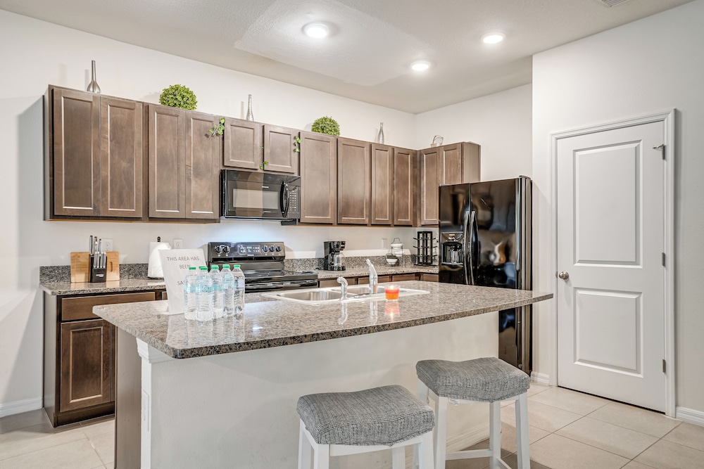 Modern Family Townhome w/ Patio in Riverview!