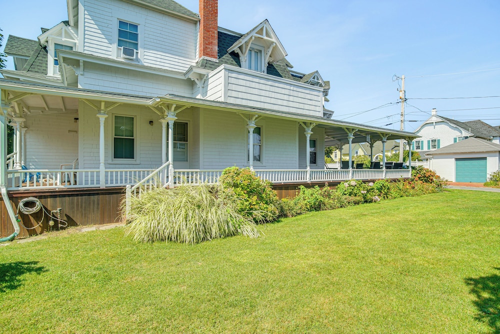 Steps to Inkwell Beach: Victorian Home!