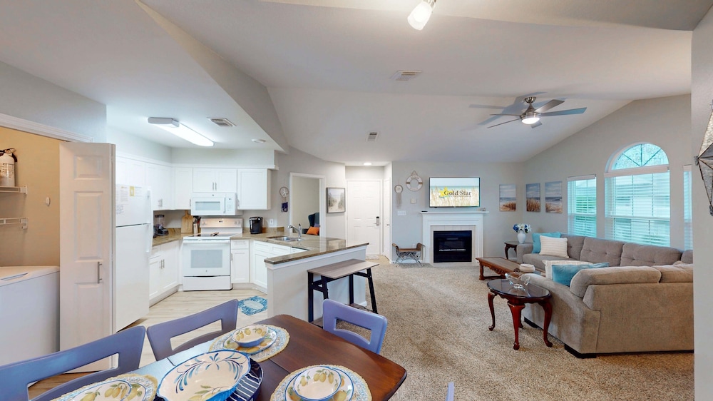 Charming 2BR Condo w/ Private Balcony in Gulf Shores, Pool, Hot Tub