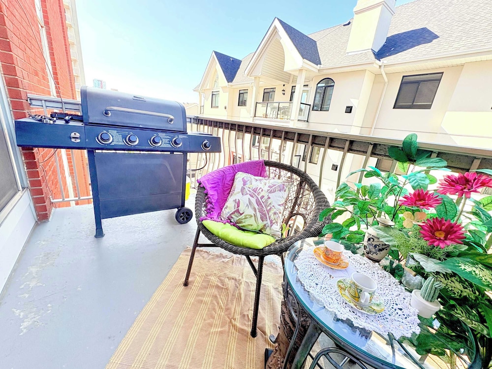 Stylish Downtown Condo near Rogers Place | Parking, Gym, Balcony & Kitchen