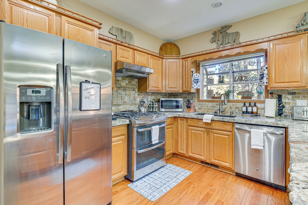 Family-friendly Home w/ Hot Tub in Big Bear!
