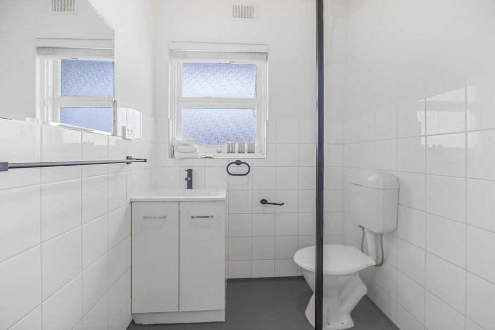 3-bed Campbelltown Stay With Private Balcony