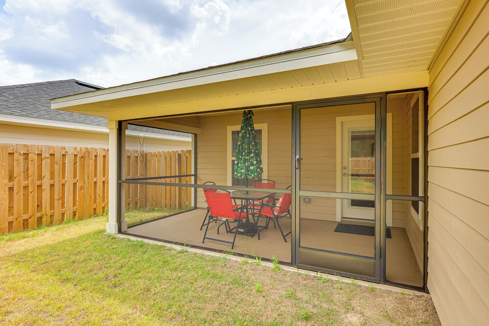 15 Mi to UF: Home w/ Furnished Porch in Alachua!