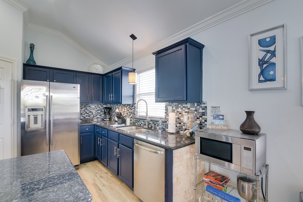 Furnished Patio & Deck: Galveston Escape! view 3