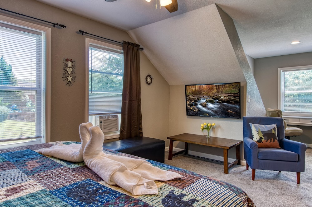 Rustic River Lodge by HoneyBearCabins view 3