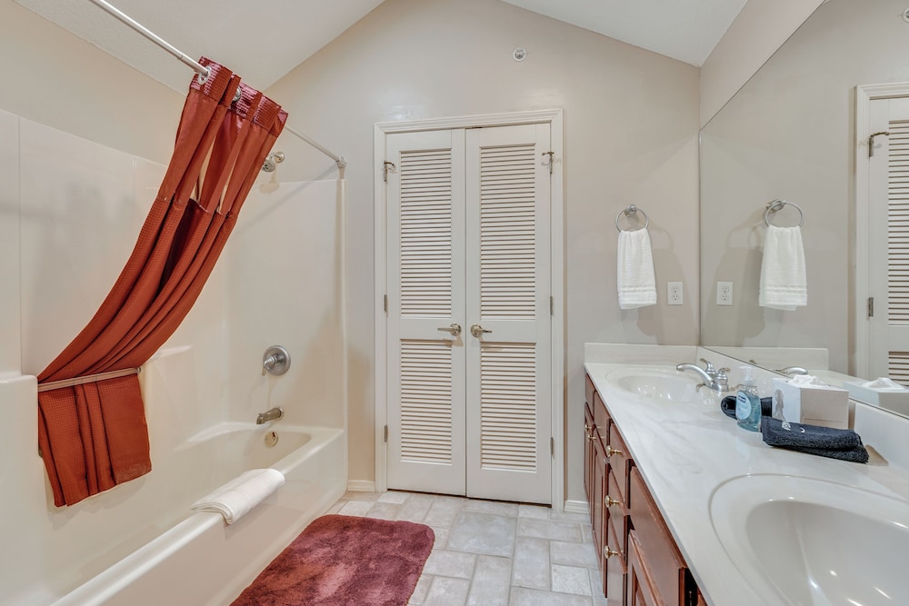 Walk to Branson Strip: Inviting Condo!