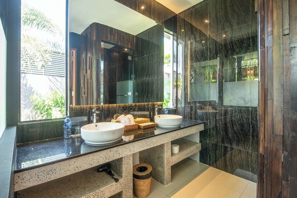 Exquisite 5BR Villa: Premier Luxury in Seminyak