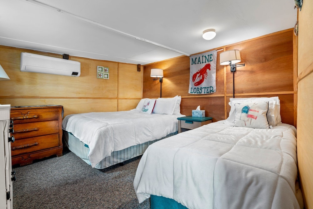 Beachfront Pet Friendly Sleeps 15 Bbq!